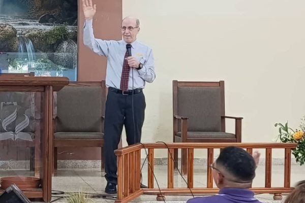 El pastor Doug Batchelor está en Cuba. ??